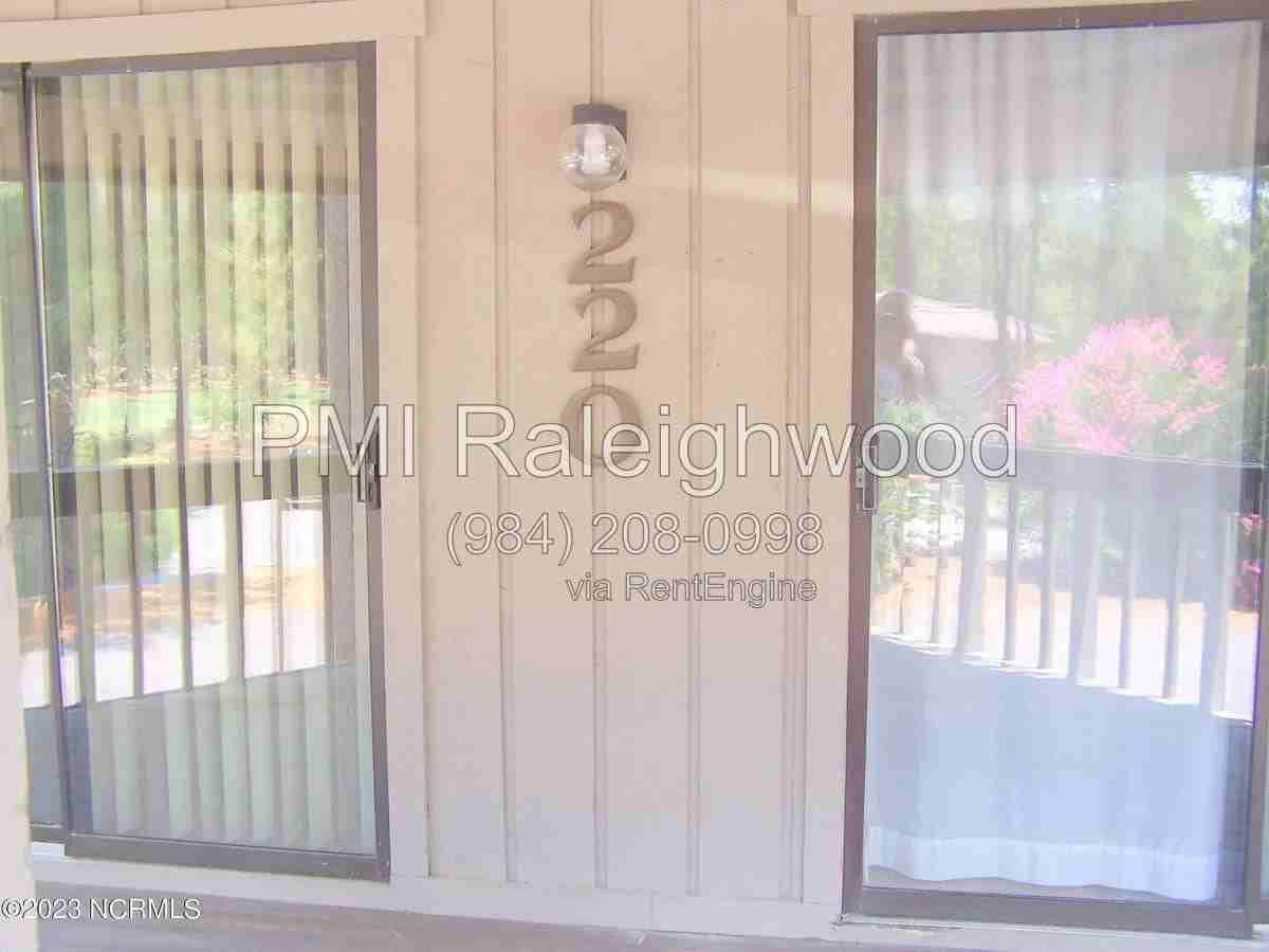 220 Foxkroft Dr - Photo 3 of 10