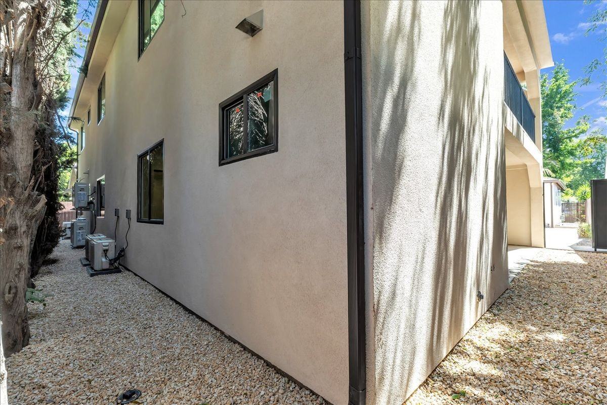 6915 Encino Ave - Photo 4 of 40
