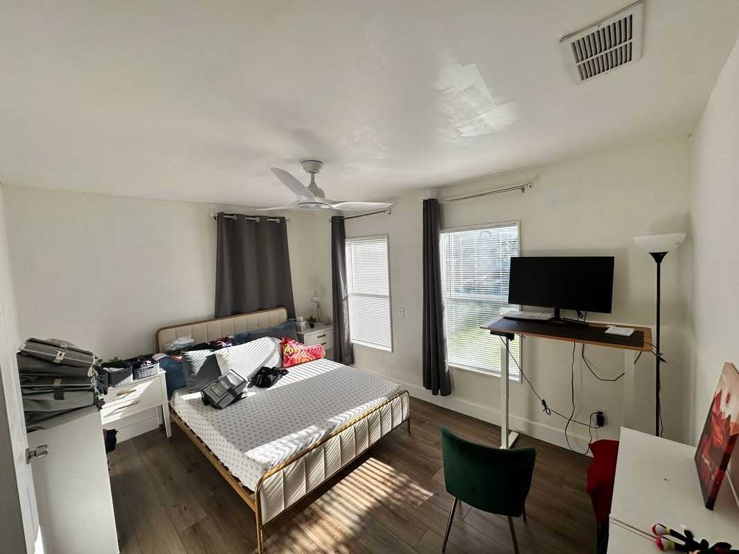 1120 Mark St - Photo 2 of 8