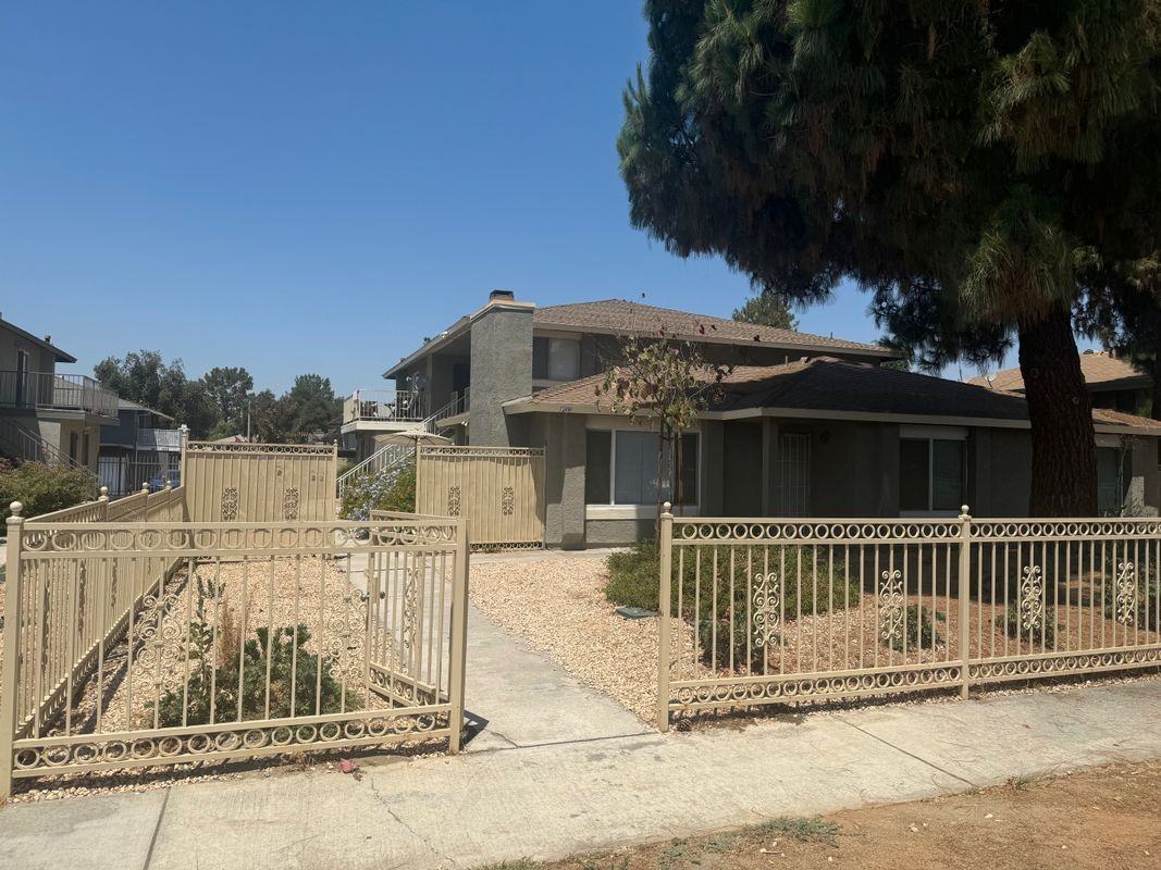 1209 Oxford Dr - Photo 3 of 5