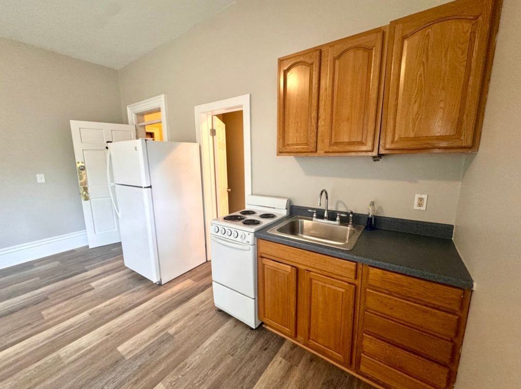 210 Locust St - Photo 4 of 6