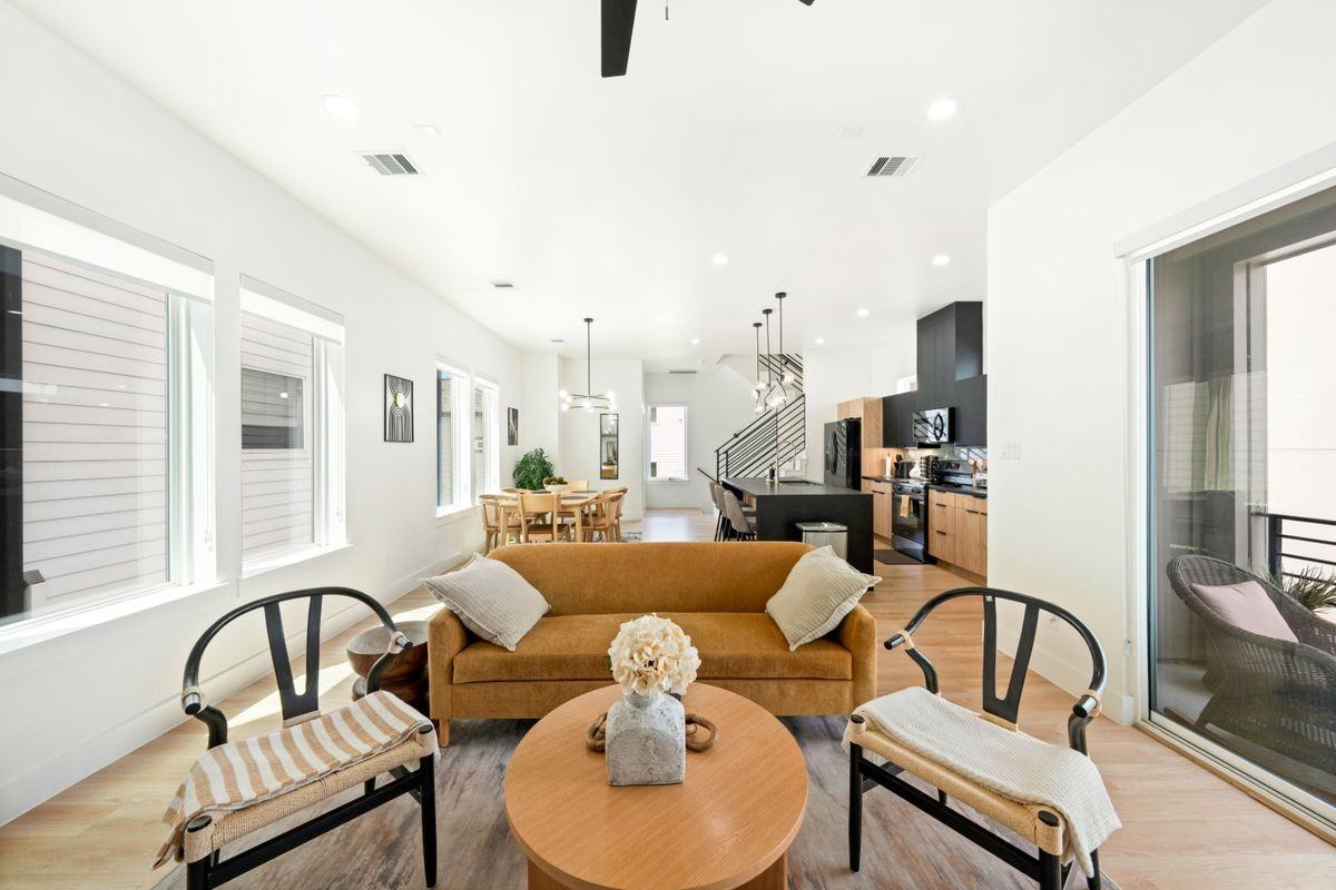 3008 Delano St - Photo 4 of 20