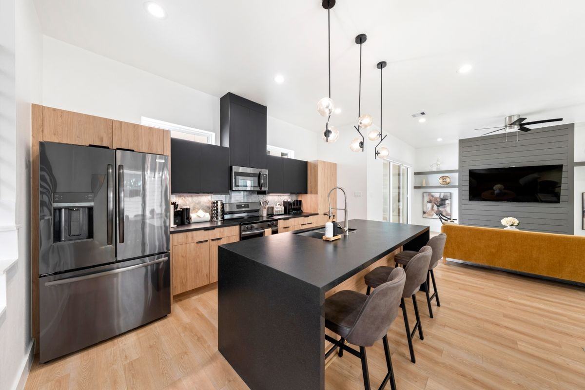 3008 Delano St - Photo 6 of 20