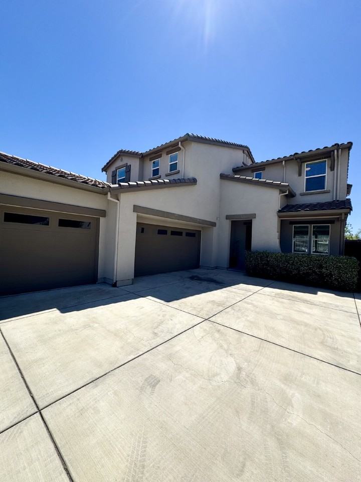 407 Ghiggeri Dr - Photo 3 of 31