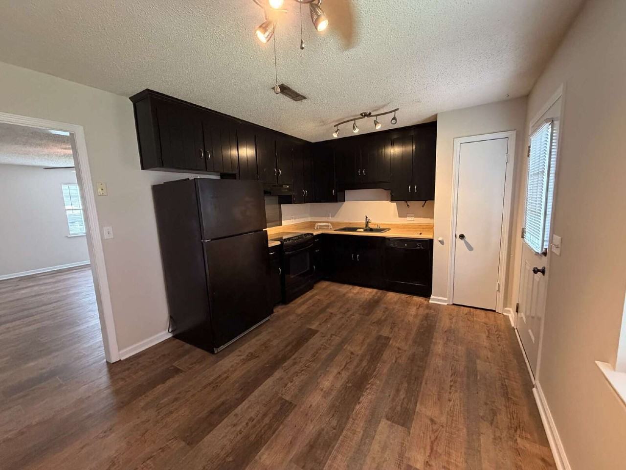 2312 Creekwood Dr - Photo 3 of 13