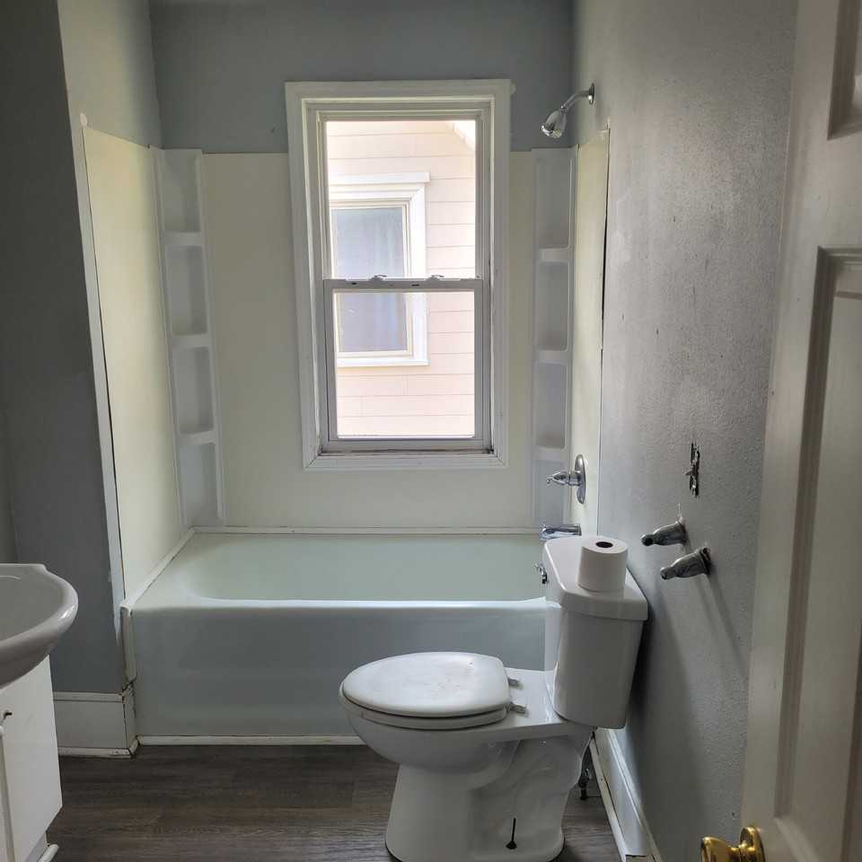 223 Robie St E Unit 2 - Photo 3 of 3