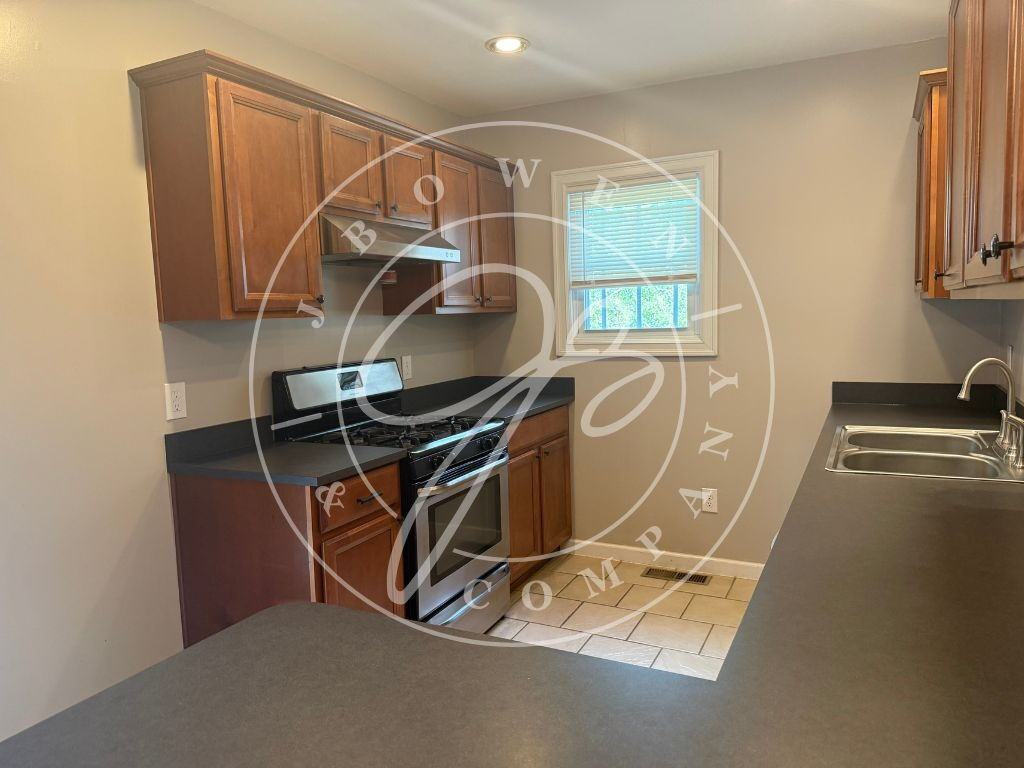 3223 Inverness Ave - Photo 4 of 19