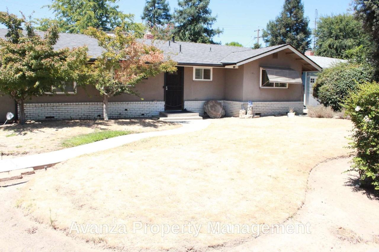 5677 N Millbrook Ave - Photo 2 of 25