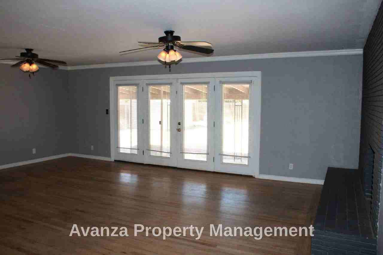 5677 N Millbrook Ave - Photo 4 of 25