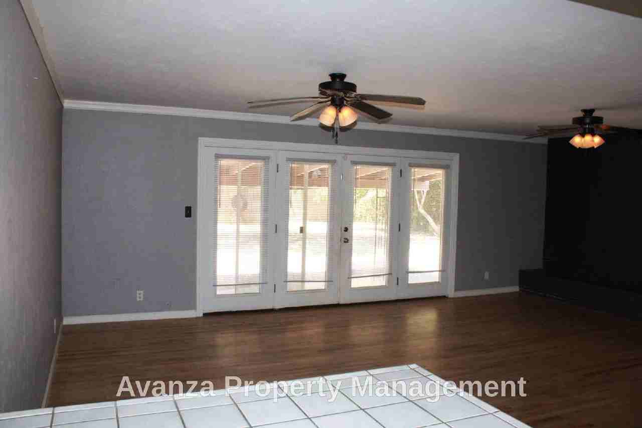 5677 N Millbrook Ave - Photo 5 of 25