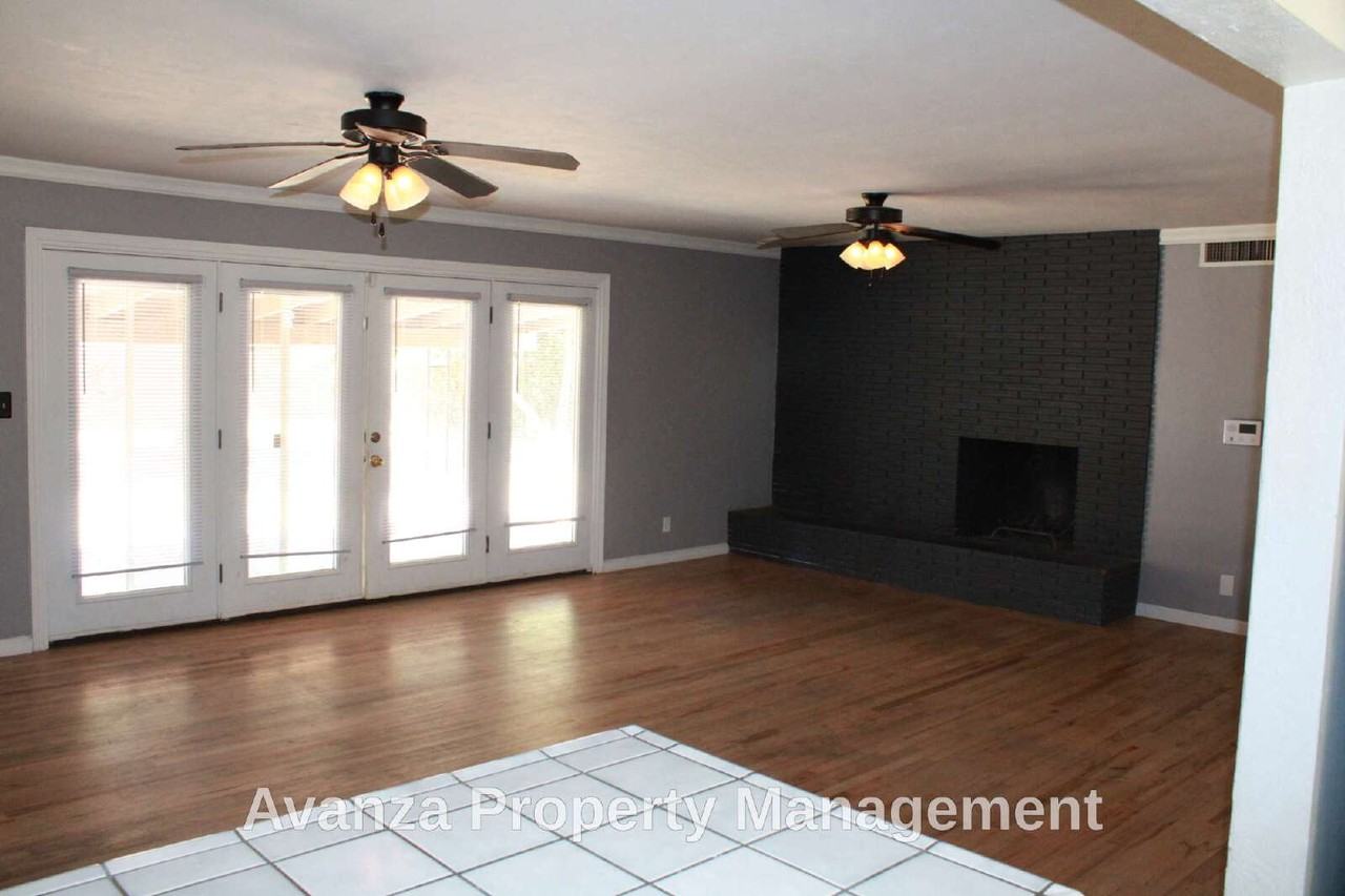 5677 N Millbrook Ave - Photo 6 of 25