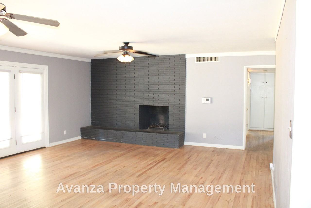 5677 N Millbrook Ave - Photo 7 of 25