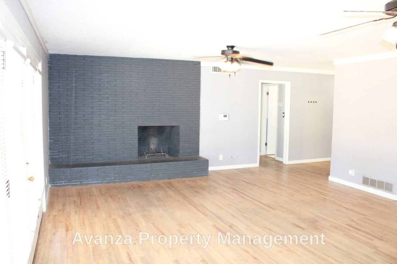 5677 N Millbrook Ave - Photo 7 of 23