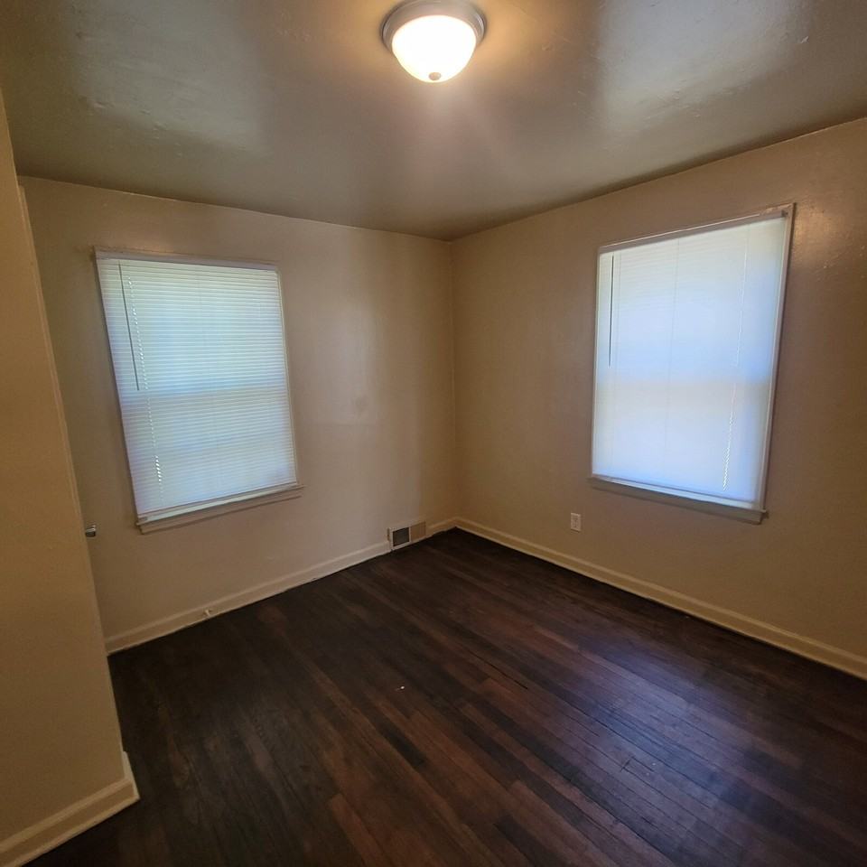 128 S Emerson Ave - Photo 2 of 6