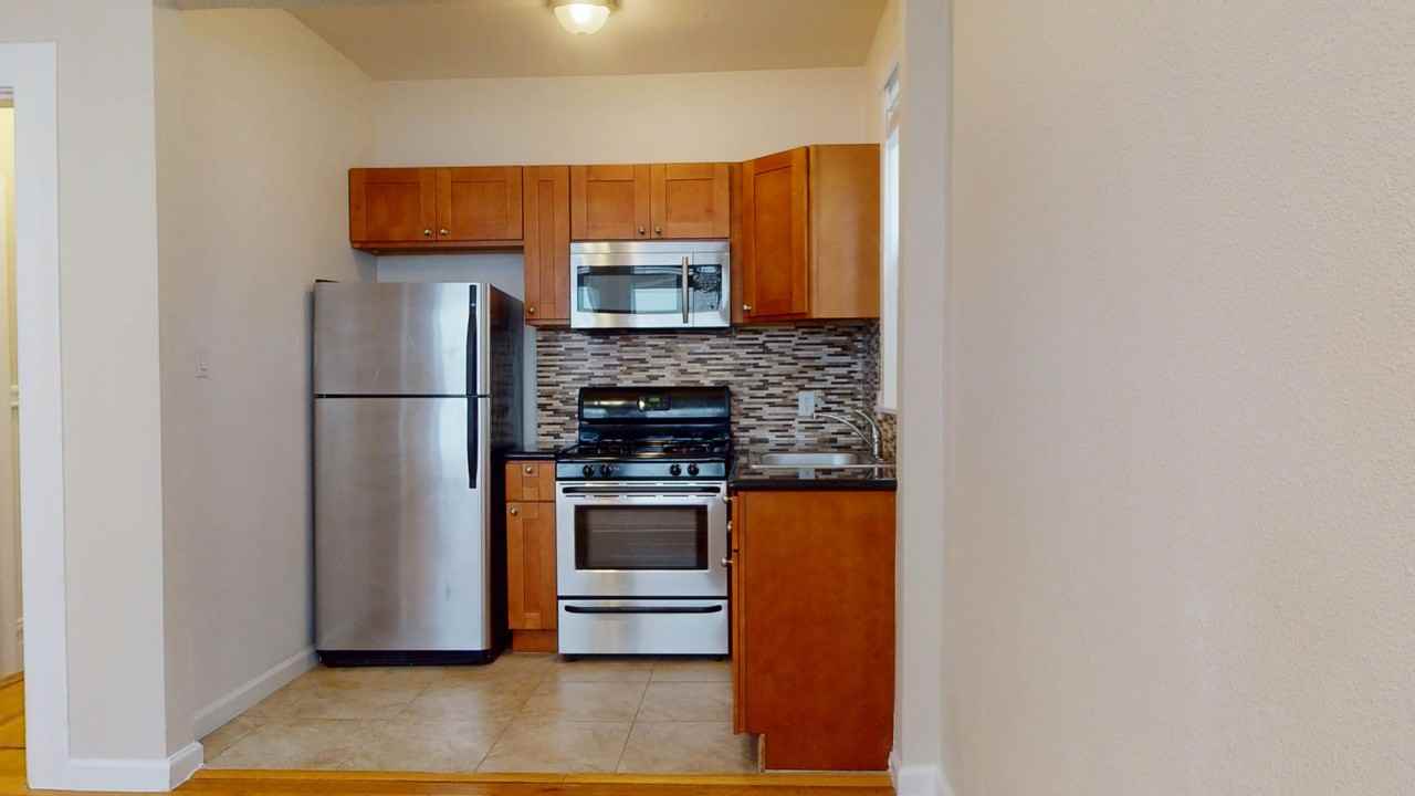 1547 Clay Street - Photo 2 of 8