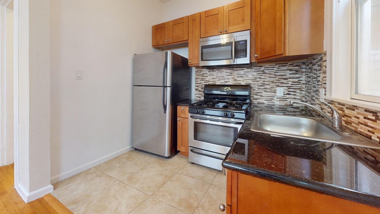 1547 Clay Street - Photo 4 of 8