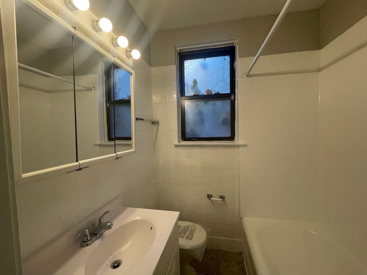 661 W Sheridan Rd #507 - Photo 4 of 9
