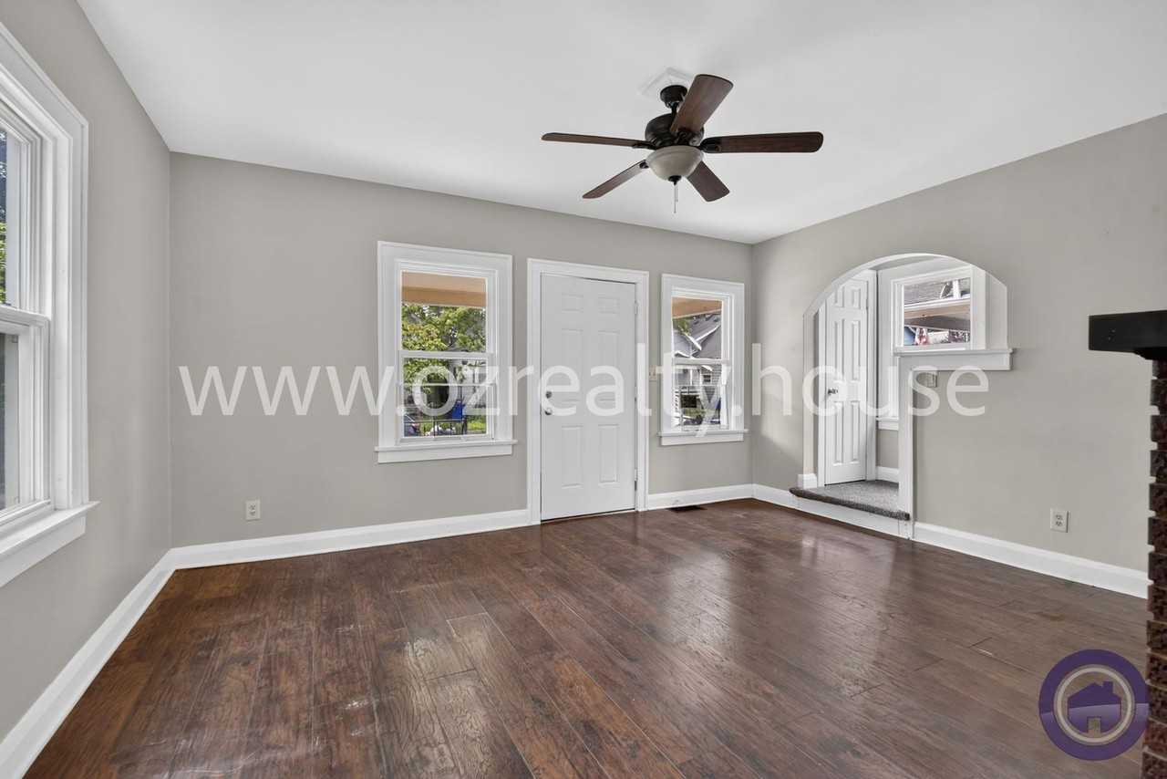 2034 Berkshire Pl - Photo 5 of 22