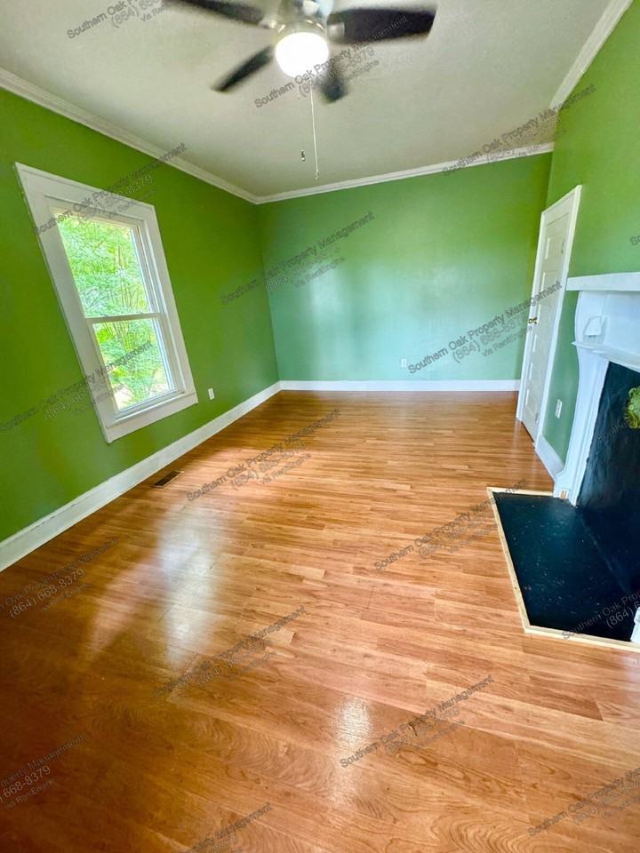 311 Lakeside Dr - Photo 3 of 13