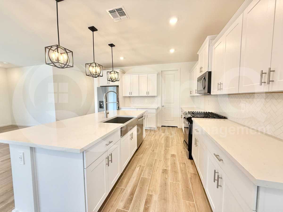 4281 W Hannah St - Photo 3 of 31