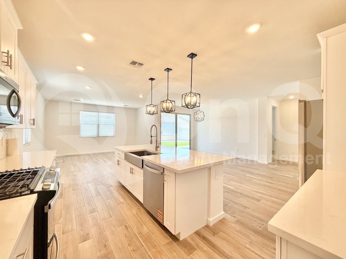 4281 W Hannah St - Photo 4 of 31