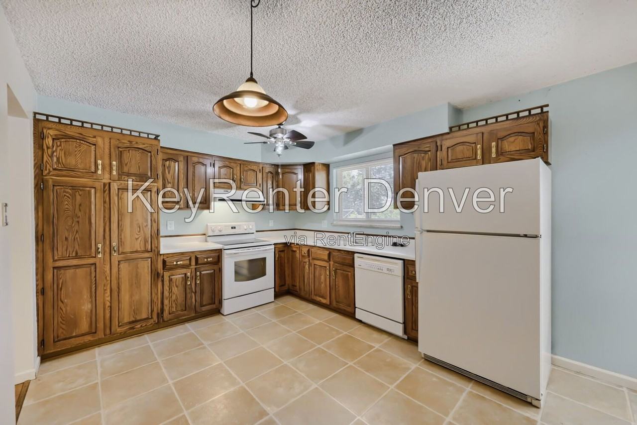 6313 Pierson St - Photo 4 of 23