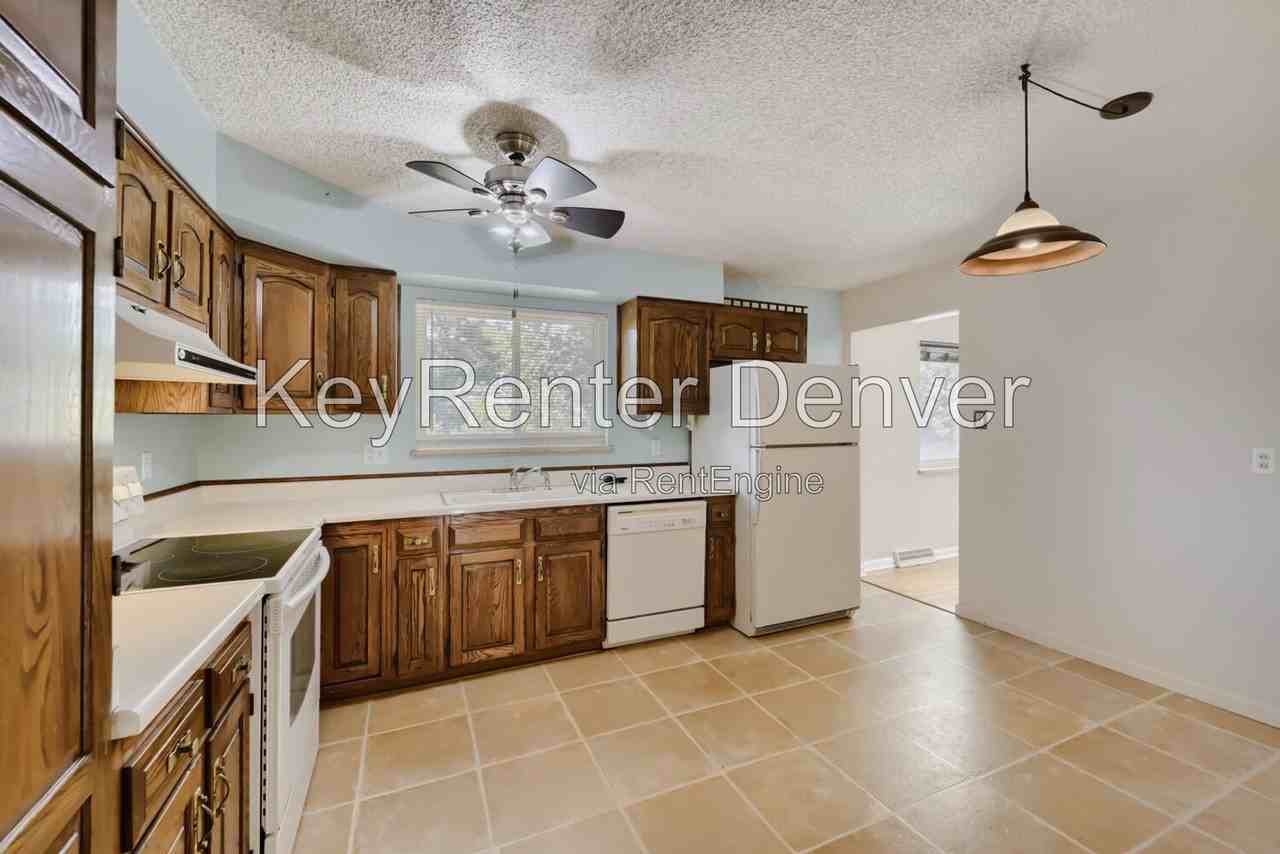 6313 Pierson St - Photo 5 of 23