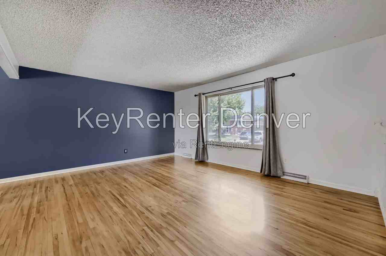 6313 Pierson St - Photo 6 of 23
