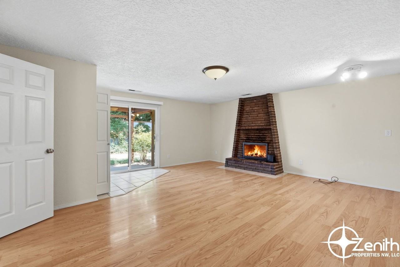 12719 Ne 10th Ave - Photo 2 of 34