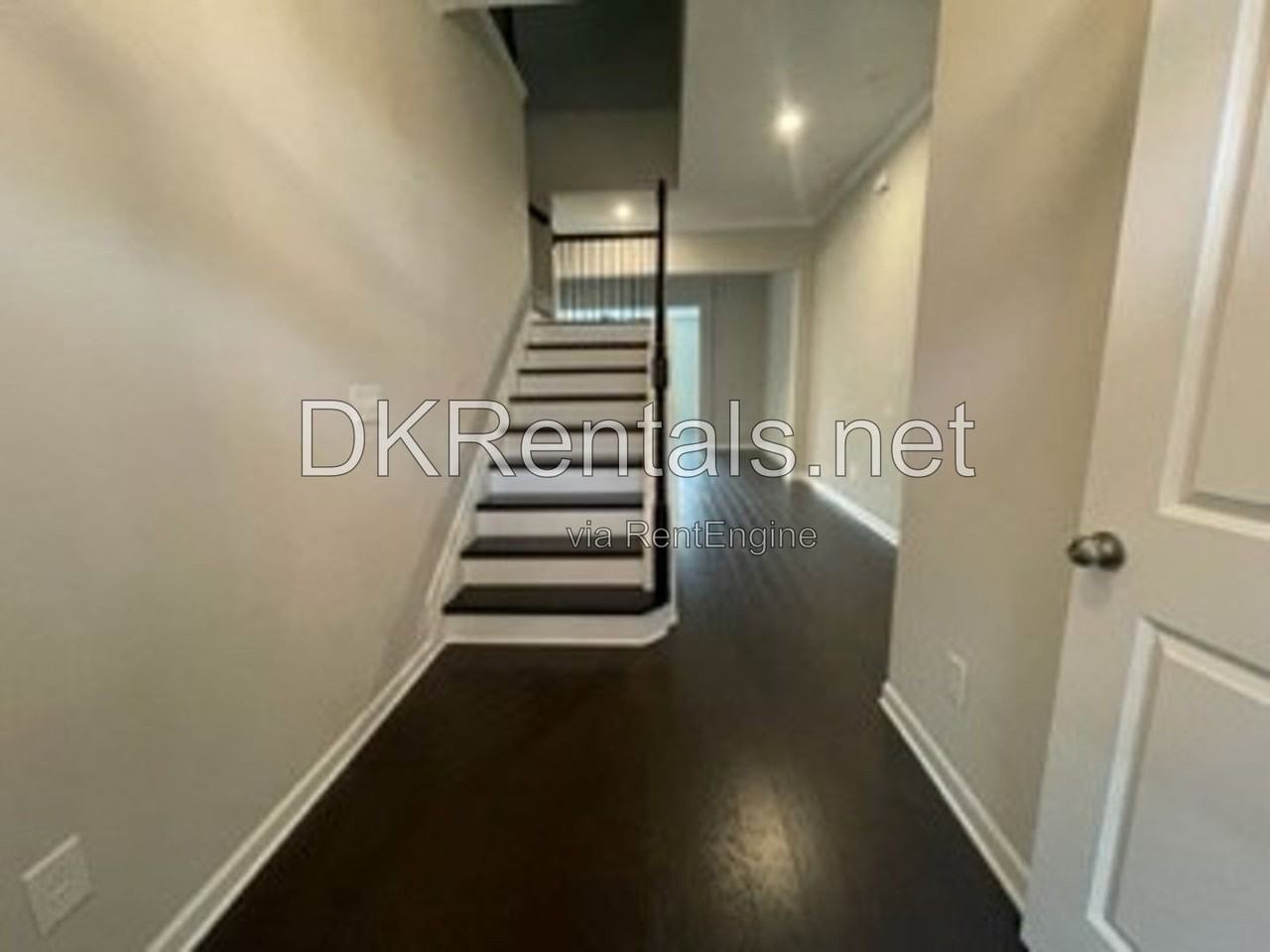 944 Hewitt Dr Se - Photo 2 of 24