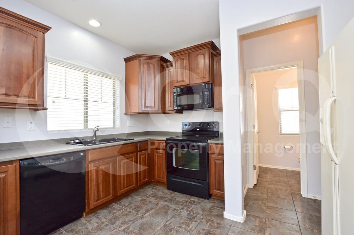 553 N Ranger Trl - Photo 4 of 25