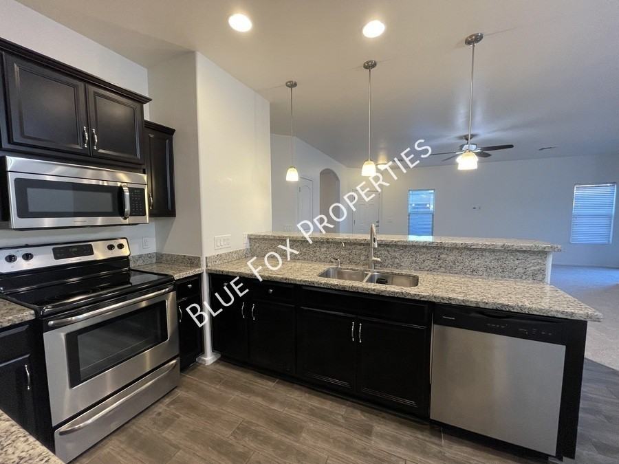 8721 N Black Pine Dr - Photo 3 of 41