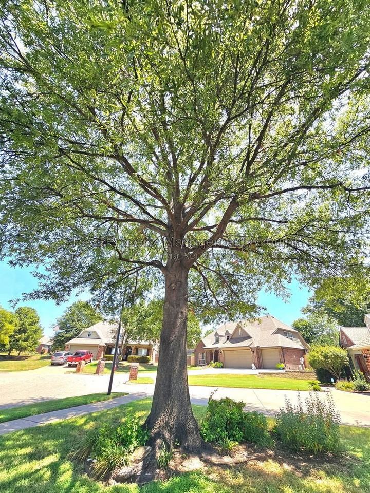 809 W Granger St - Photo 3 of 50