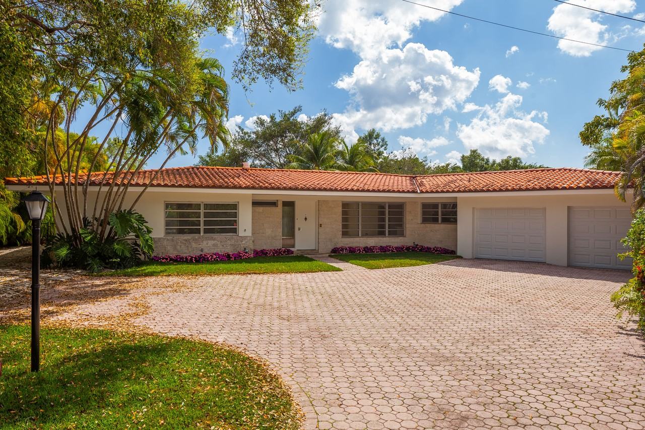 230 Edgewater Dr - Photo 2 of 12