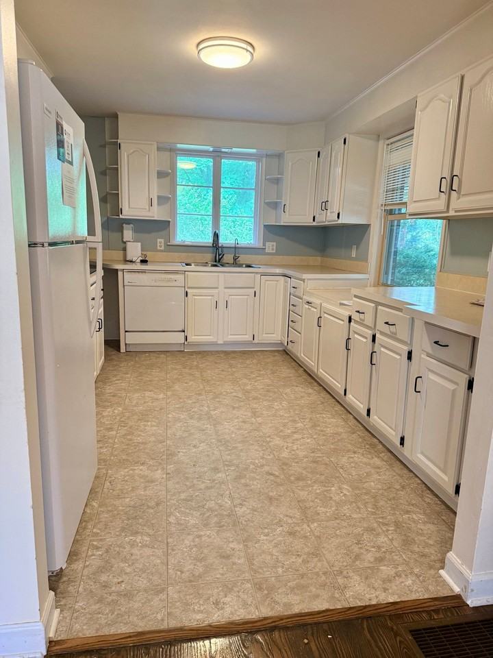 119 E Church St - Photo 5 of 27