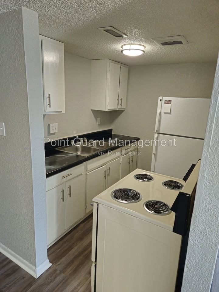 1529 Oxford Pl #1529-16 - Photo 2 of 15