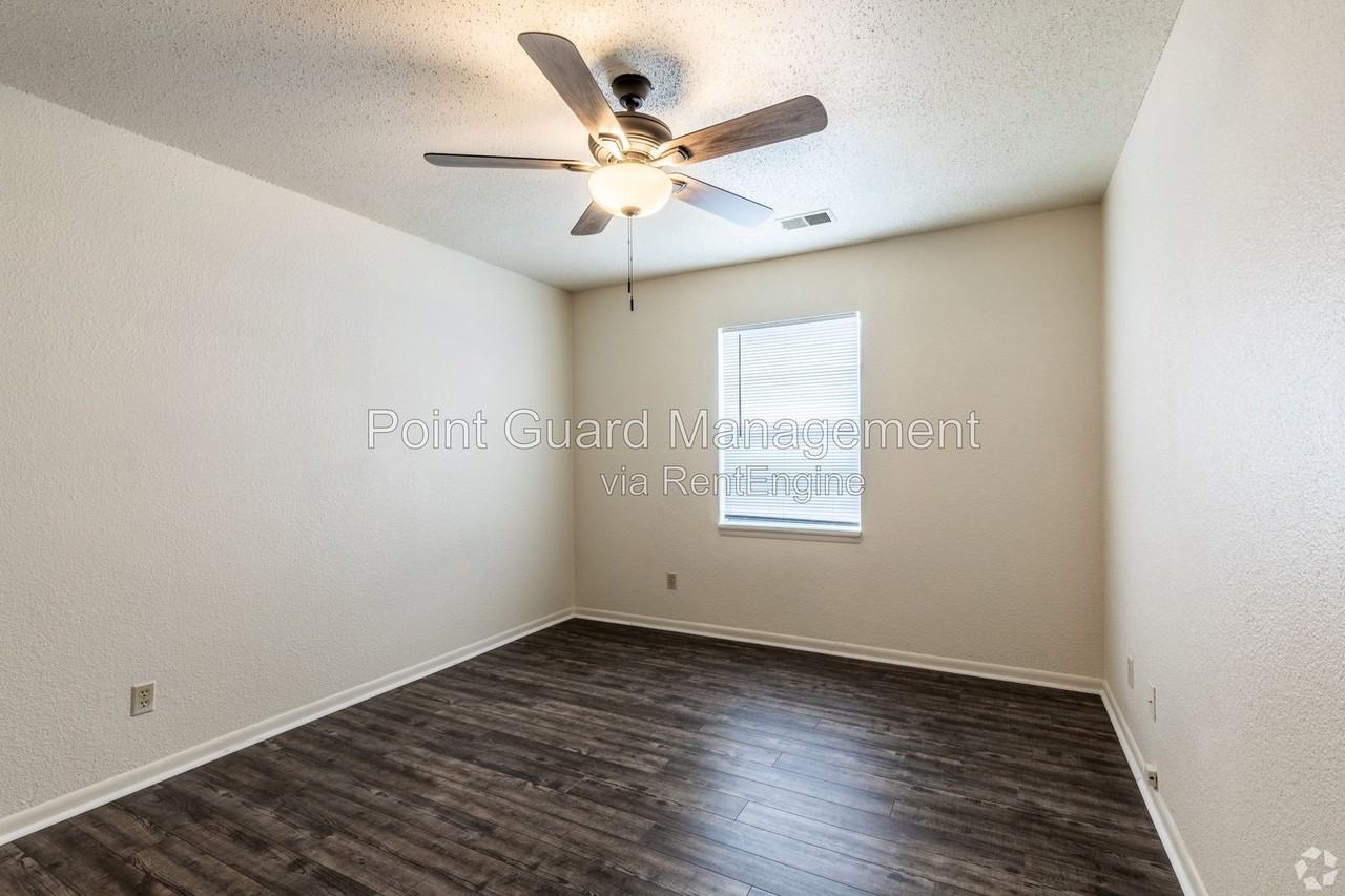 1529 Oxford Pl #1529-16 - Photo 5 of 15