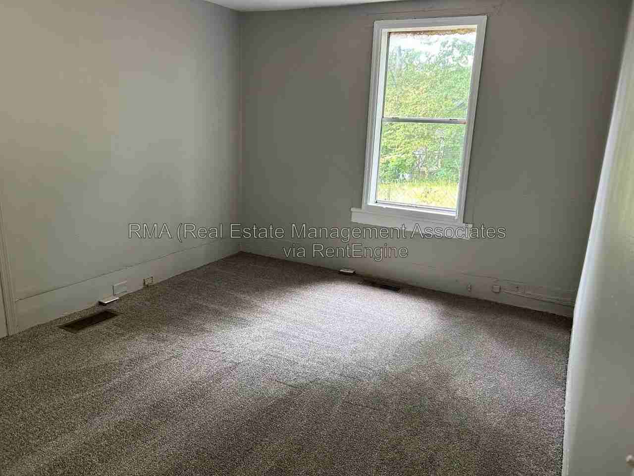 507 W Cherry St - Photo 2 of 6
