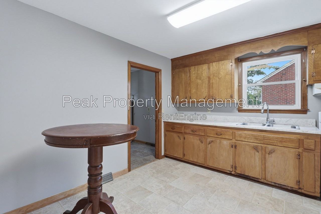 912 Augusta Ave - Photo 6 of 18