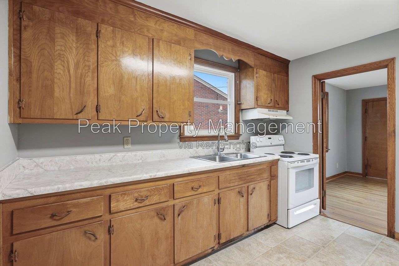 912 Augusta Ave - Photo 7 of 18