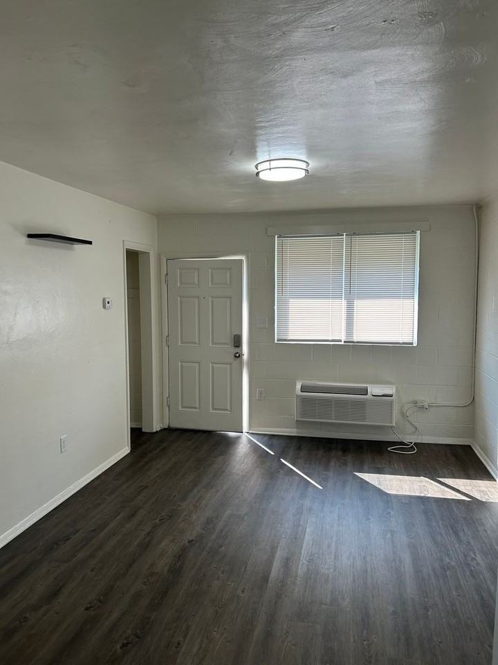 827 15th Half Street #825-5 - Photo 2 of 7
