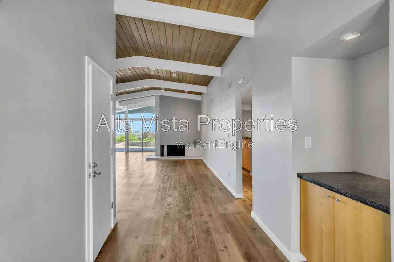 2569 Loring St - Photo 4 of 35