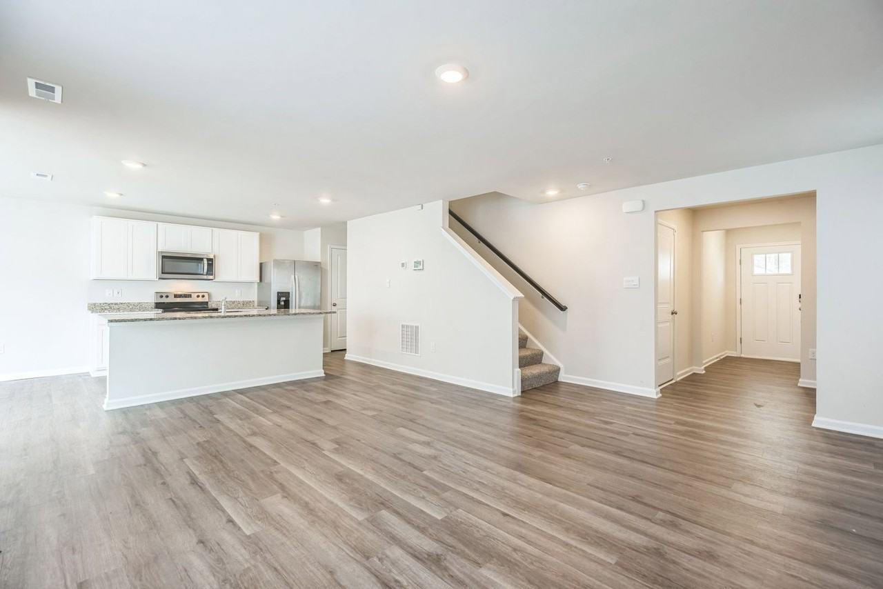 322 Forest Edge Ave - Photo 3 of 15