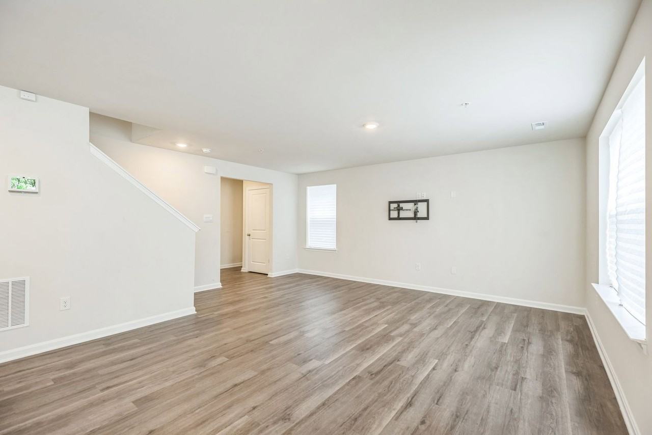 322 Forest Edge Ave - Photo 4 of 15