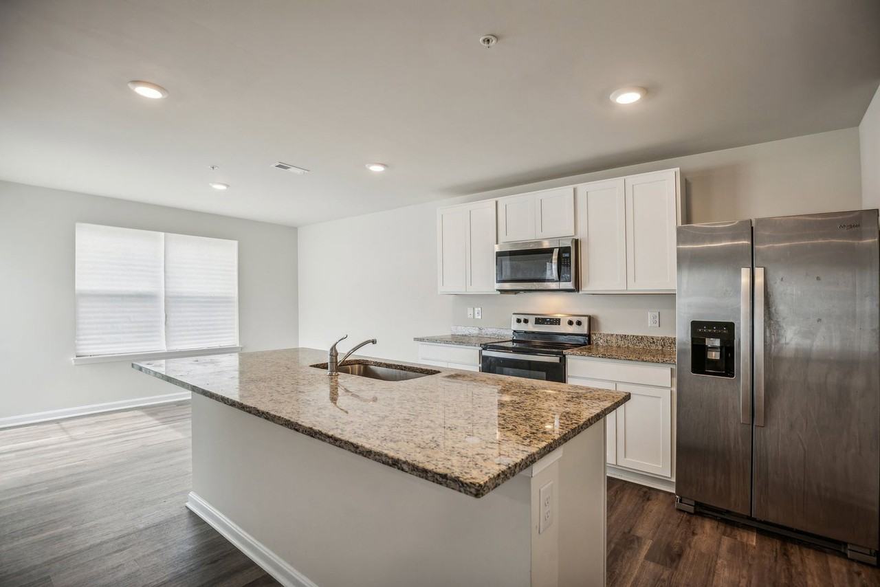 322 Forest Edge Ave - Photo 5 of 15