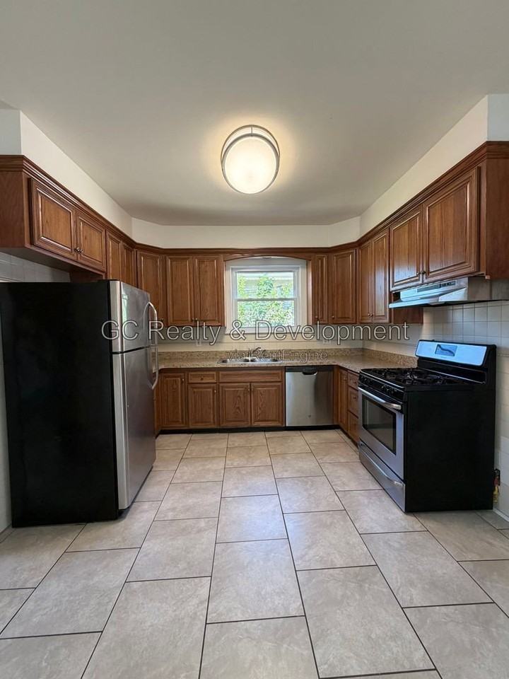 837 Thomas Ave #1 - Photo 4 of 21