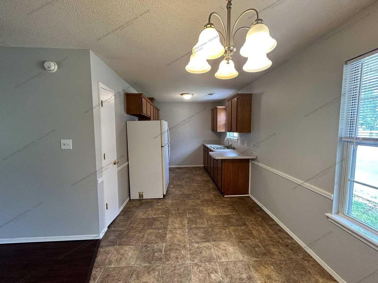 1911 Whippoorwill Dr - Photo 5 of 19