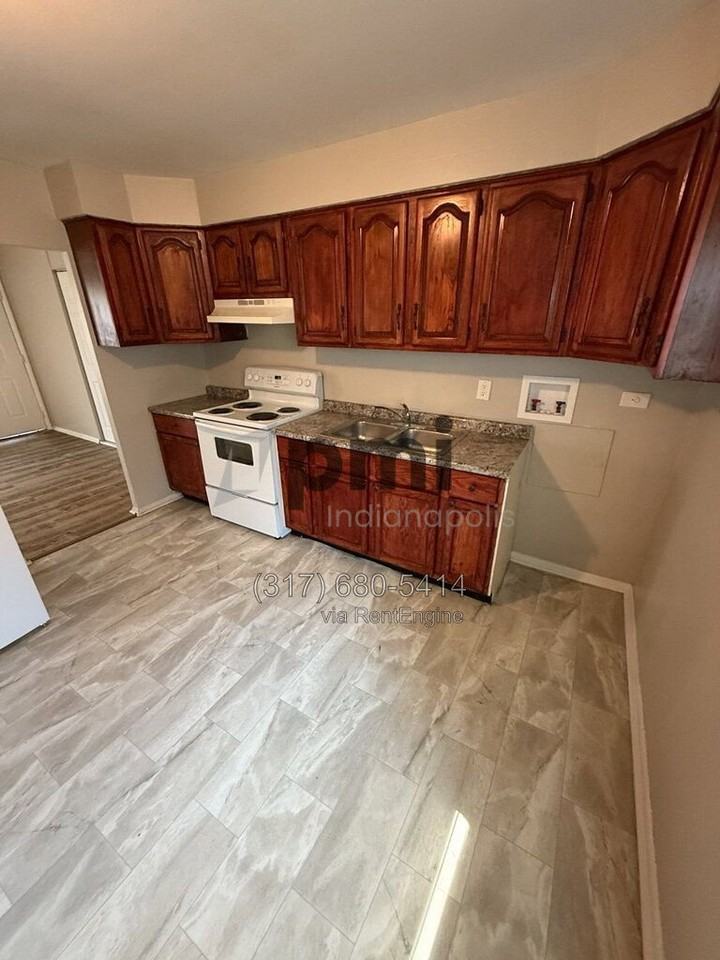 9819 Bishop Ct - Photo 4 of 40
