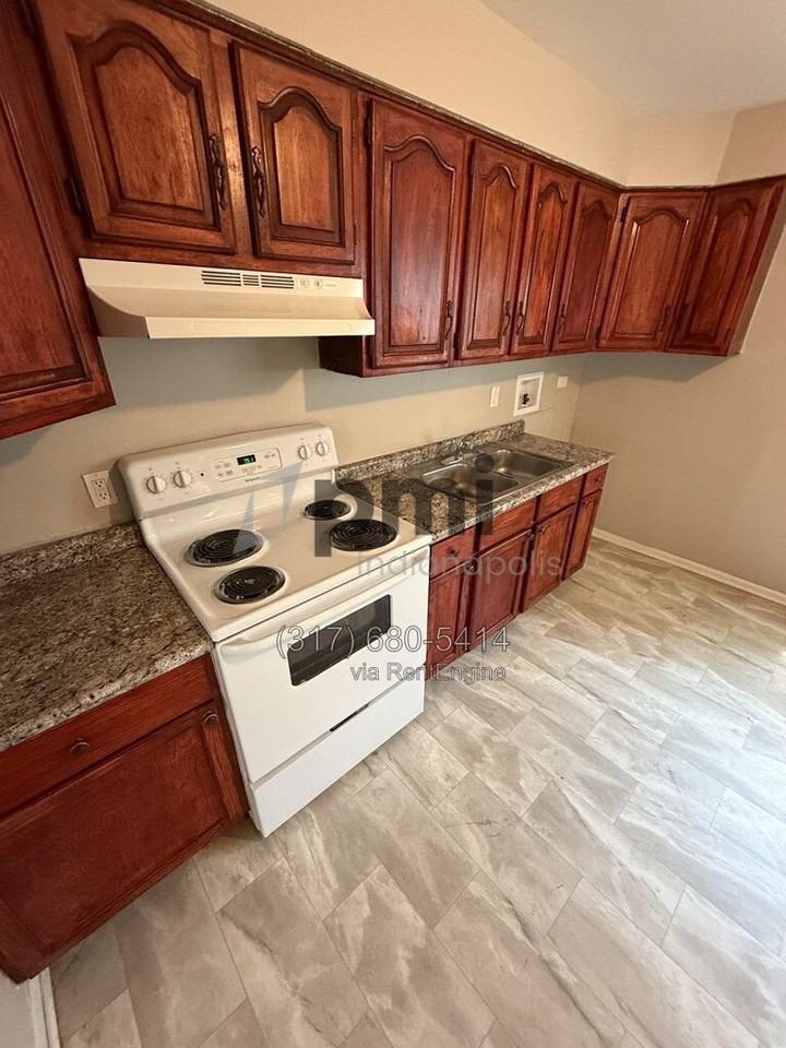 9819 Bishop Ct - Photo 6 of 40