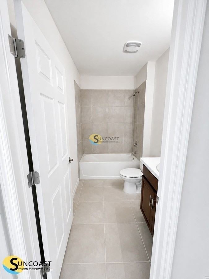 2518 Ne 6th Pl - Photo 7 of 44